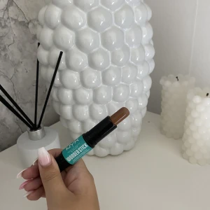 Nyx wonder stick - Säljer detta wonder stick ifrån Nyx, använt några gånger  Tyvärr gick highlightern sönder när jag fick hem den.  Färgen medium passar perfekt till bronzer eller contour🤍 80kr+frakt