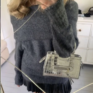 stockholmsstil offshoulder🤍 - säljer världens snyggaste off the shoulder i stockholmsstil🖤 populär på Pinterest. (första två bilderna är lånade)🫶🏻🏙️ storlek XS men passar S och kanske M. Finns också i beige på min profil🤍skriv om intresserad 🫶🏻