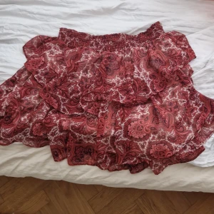 Röd kjol storlek 40 - Röd kjol i storlek 40 från gina tricot💕