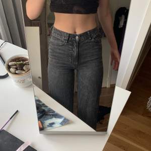 Svarta stentvättade jeans från hm i storlek s. Använda en del men fortfarande i nyskick!  Byxorna är i midwaist och lite korta på mig som är 170 Ganska tunna i tyget 💗💗