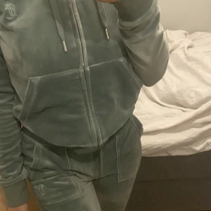 Grön juicy couture set  - Jag säljer min juicy då jag redan har andra, den har inga skador och är som ny! Koftan är i xs och byxorna är i Xxs. Vill du ha fler bilder hör av dig. Färgen heter chinois Green och är köpt i juicys egna hemsida. Köpt 2300kr.