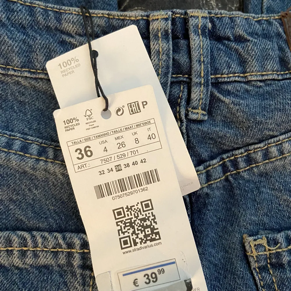 Högmidjade Raka jeans, nyskick. Storlek 36 Mitt pris: 200kr Märke: STR. Jeans & Byxor.