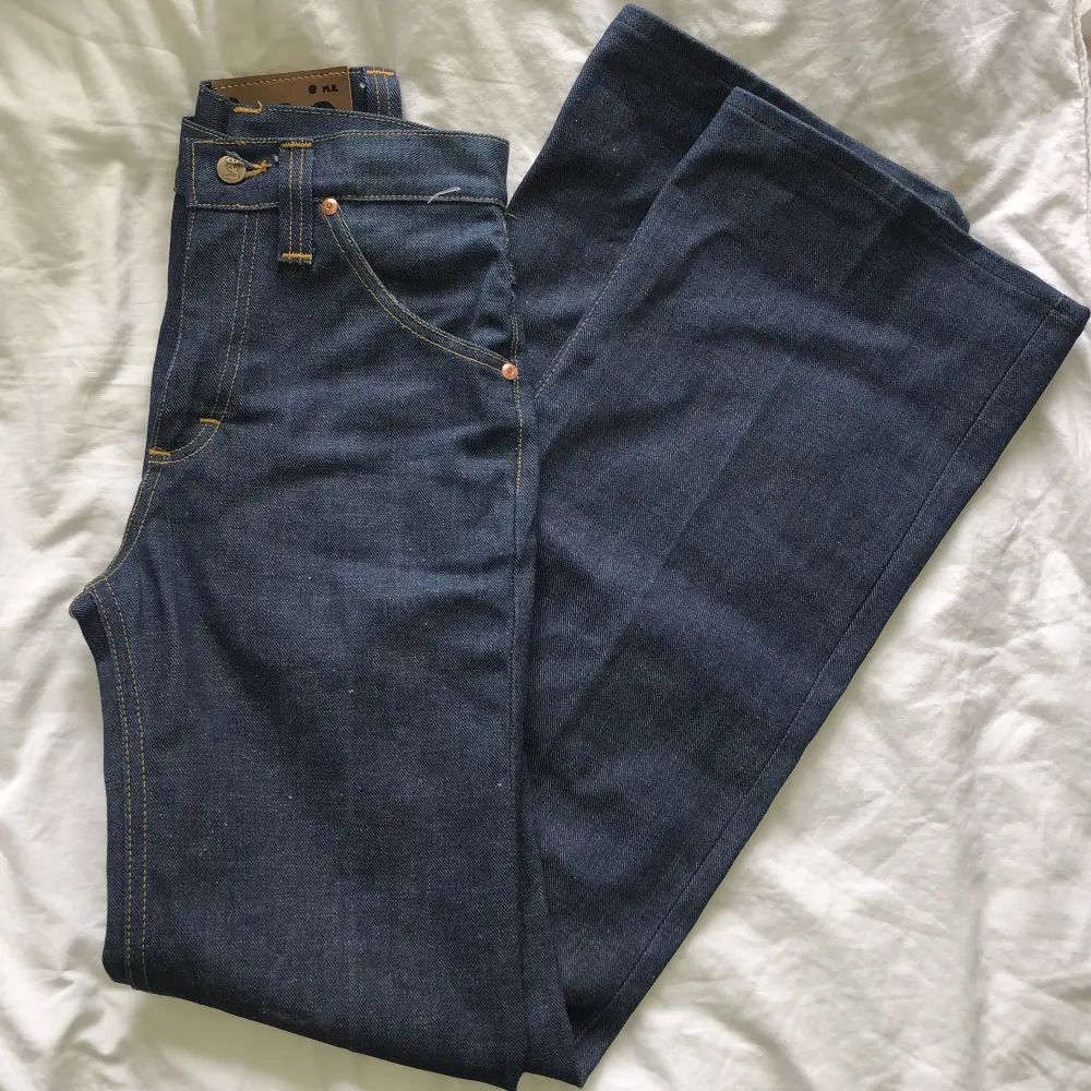 Högmigdjade klassiska 70-tals jeans som är från den tiden. Bra skick med tanke på åldern. Uppskattar att storleken är ungefär xs/s. Innerbenslängd ca 85cm. Midjemått ca 68cm. Vikt ca 755g. Har svårt att göra mig av med dessa så säljer bara för bra pris.🥲. Jeans & Byxor.