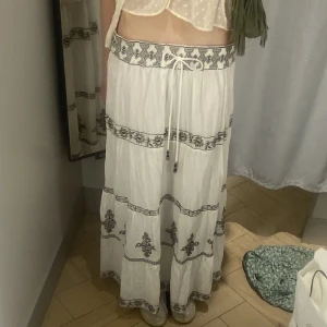 Långkjol Zara - Intressekoll på denna slutsålda långkjol från Zara, köpt här på plick! Nypris är 700. Kjolen har resår och knytband i midjan så jag skulle säga att den passar nästan alla storlekar. Jag är själv en XS! 