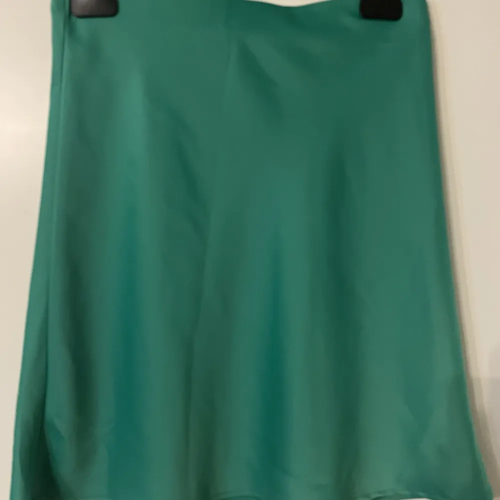 Grön kjol frn Bikbok oanvänd strl xs. Kjolar.