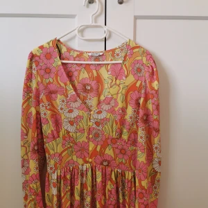 Blommig MONKI klänning  - En sval midiklänning från Monki. Aldrig använd eftersom jag inte tyckte att färgerna passade mig, men den är säkert väldigt fin på någon annan 🌟Pris kan diskuteras! 