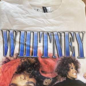 Säljer 4 olika oversized t-shirt med tryck från hm. Whitney t-shirten i storlek XL och dom andra är i XXL, använd några få gånger men i väldigt fint skick!🤩  90kr/styck eller alla fyra för 300kr Finns att hämta i Göteborg!