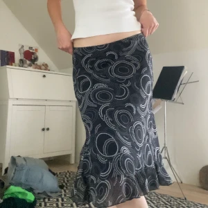 Kjol  - Medellång Kjol i 00-stil men en liten slits, den är i mesh material och i toppenskick