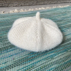 Vit basker - Jättefin stickad basker. Skulle säga att den är naturvit och glittrig. 