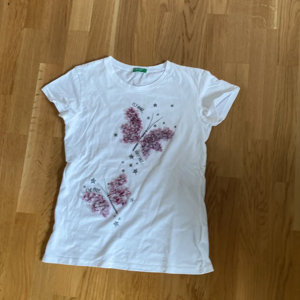 En T-shirt köpt i Italien, säljer pga ingen användning, använd två gånger, väldigt svår att få tag på den . T-shirts.