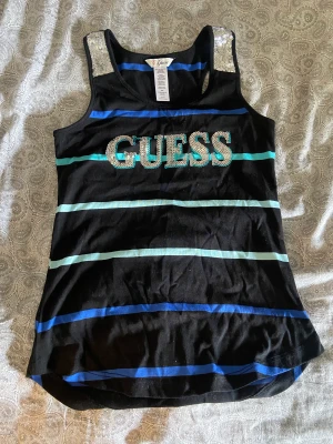 Guess linne  - Säljer ett Guess linne. Säljer för 100kr+ frakt 