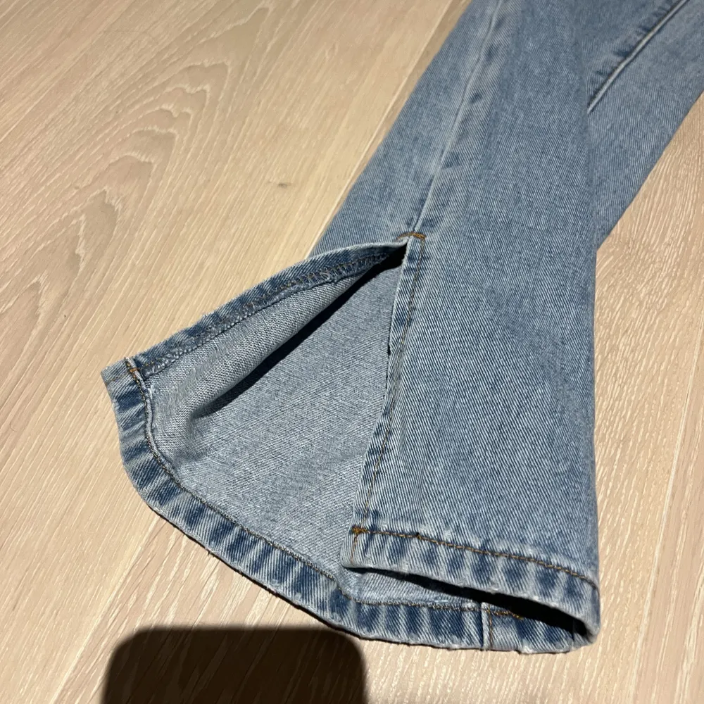 Blåa jeans med slits från missguided. Knappt använda💗 Pris kan diskuteras!. Jeans & Byxor.