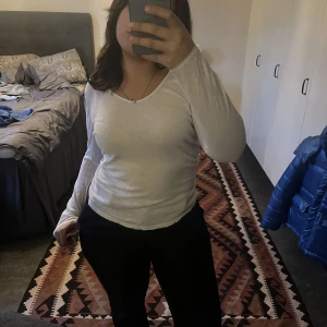 Topp - As fin och asskön topp, lite genomskinlig men kan vara fint med något fint under har också fina tryck på samt en liten blomma vid bröstet💓💓