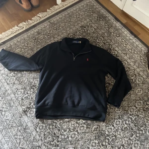 Ralph lauren quarter zip - Tja säljer nu min helt bya oanvända Ralph Lauren Quarter zip. Säljer den då den inte passar mig. Endast buren 1 gång då jag testade den därav inga fläckar, tärelser eller ansra skador. Nypris 1950kr mitt pris 1100 priset kan självfallet  diskuteras 