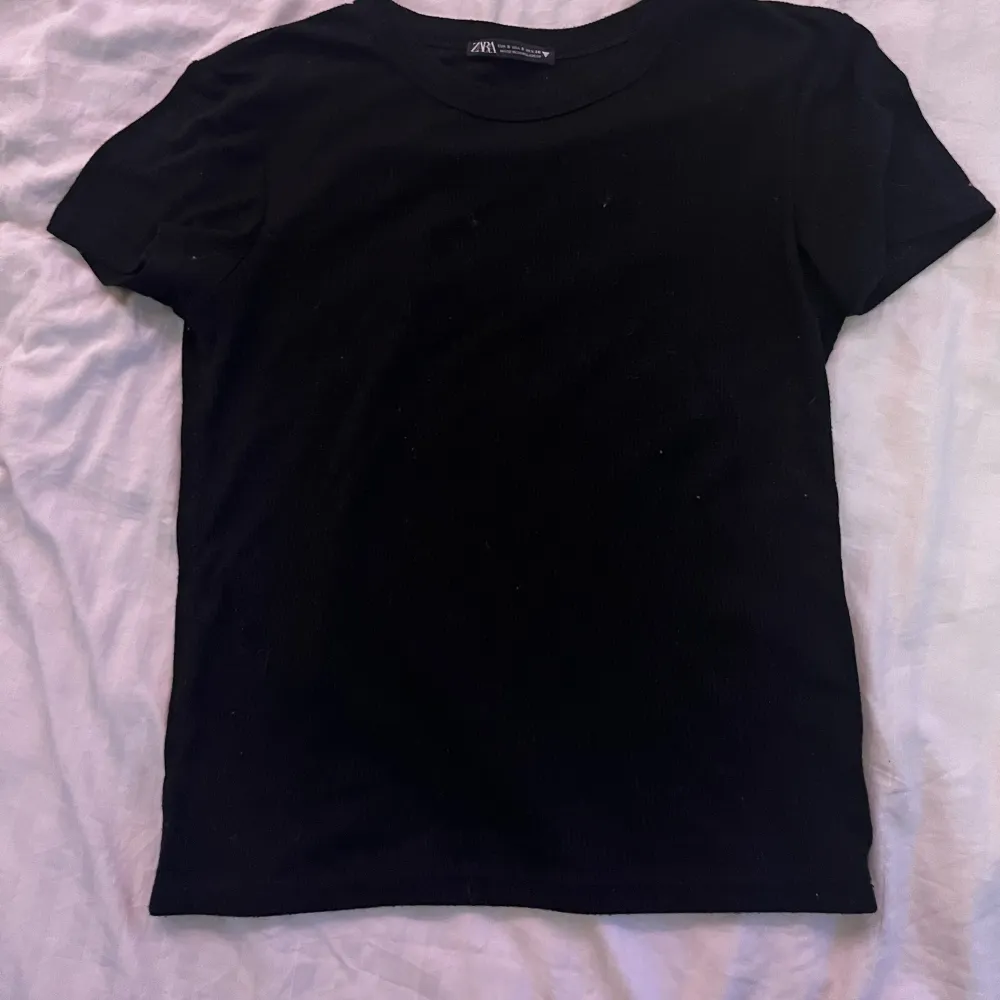 En svart t-shirt från zara som är jätte söt men som inte kommer till användning, bra sick . T-shirts.
