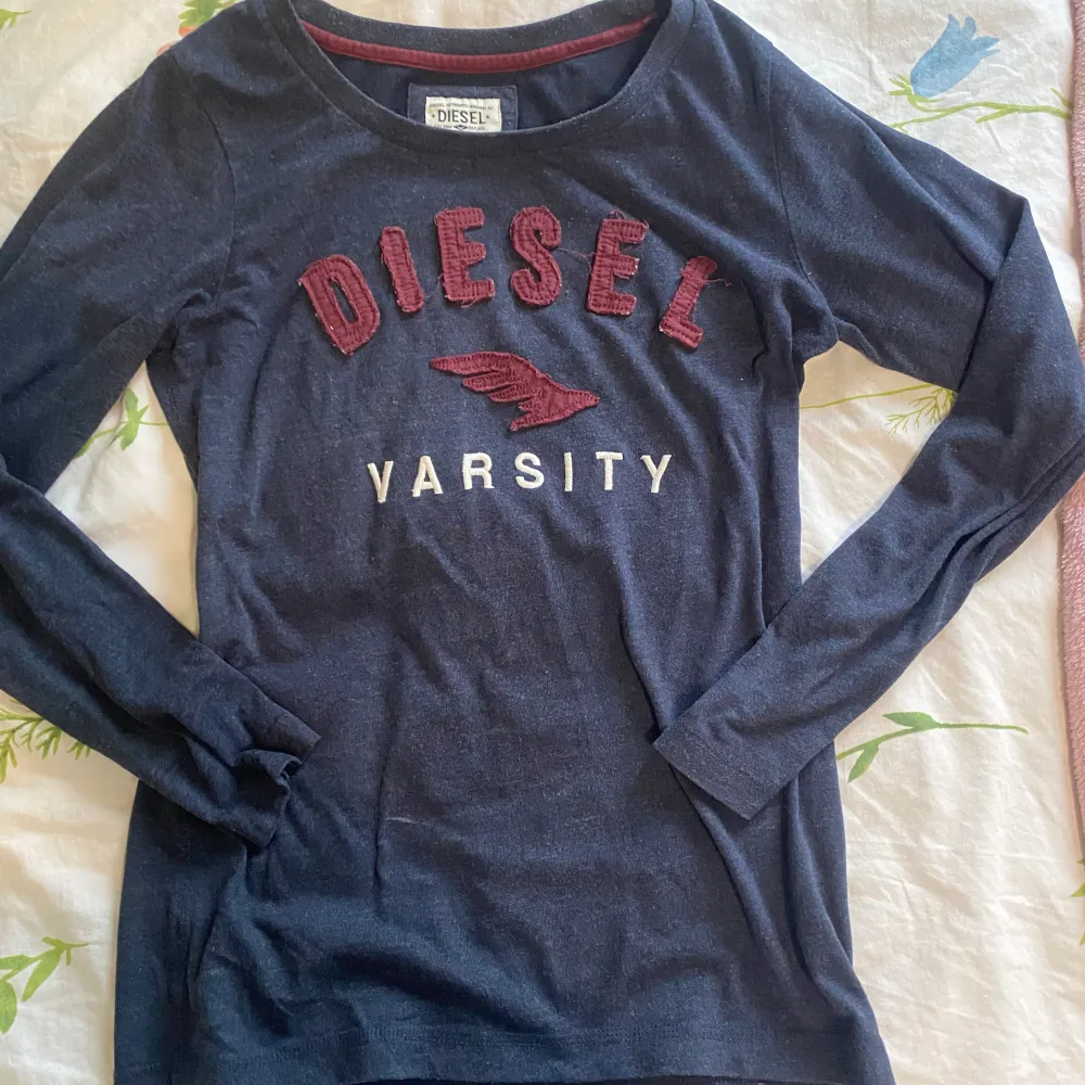 En långärmad tröja från Diesel i storlek S. Den är i superbra skick och säljs då den inte används ❤️. Toppar.