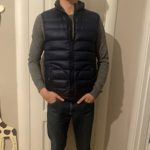 Ralph Lauren Väst - Jätte fin dubbel sidad väst som är perfekt till när det är lite kylligare. Modellen i bilden är 177Cm. Skicket på tröjan är 8 /10 för att drag kedjan har behövts byttas pågrund av att den gick sönder. Därför begär jag 649kr