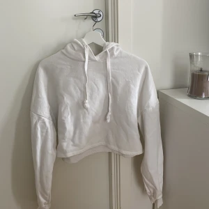 Hoodie Gina Tricot - Vit croppad hoodie från Gina Tricot 🤍