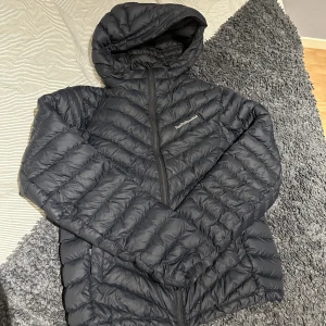 Peak Performance dunjacka - Marinblå peak dunjacka använd 2 vintrar, väldigt fint skick endast ett pyttelitet hål (bild 2). Storlek M Kom gärna med eget prisförslag