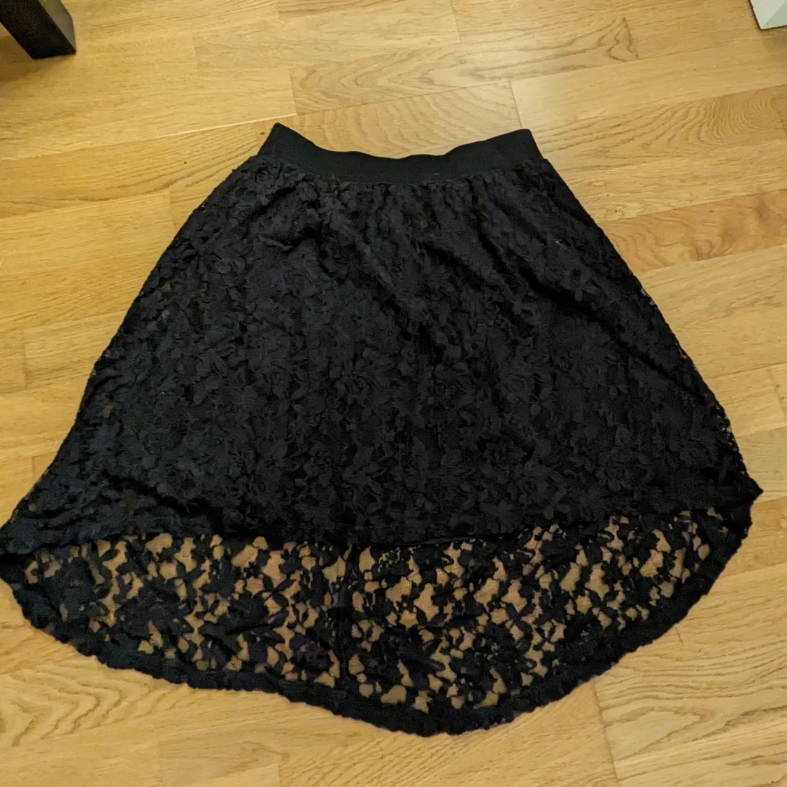 Svart kjol i spets - 90