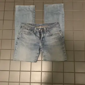 Ett par ass snygga leva’s jeans ett par ass snygga levi’s jeans som inte kommer till användning. Använda 3 ggr och är lågmidjade!💞