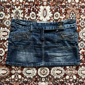 VINTAGE DENIM MINI SKIRT - Säljes via instagram - @vintagelab.se