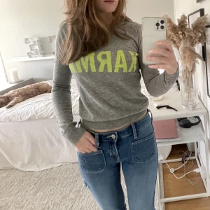 Zadig kashmir tröja  - 100% kashmir tröja från Zadig  As snygg o typ helt ny den har inga defekter alls. 10/10 skick. Köpt för 2000 säljer för 300!