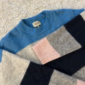 Second Female stickad tröja  - Stickad tröja från Selected Female storlek XL, perfekt oversize mysig stickad tröja. Nypris 1799:- Går ej att köpa i butik idag