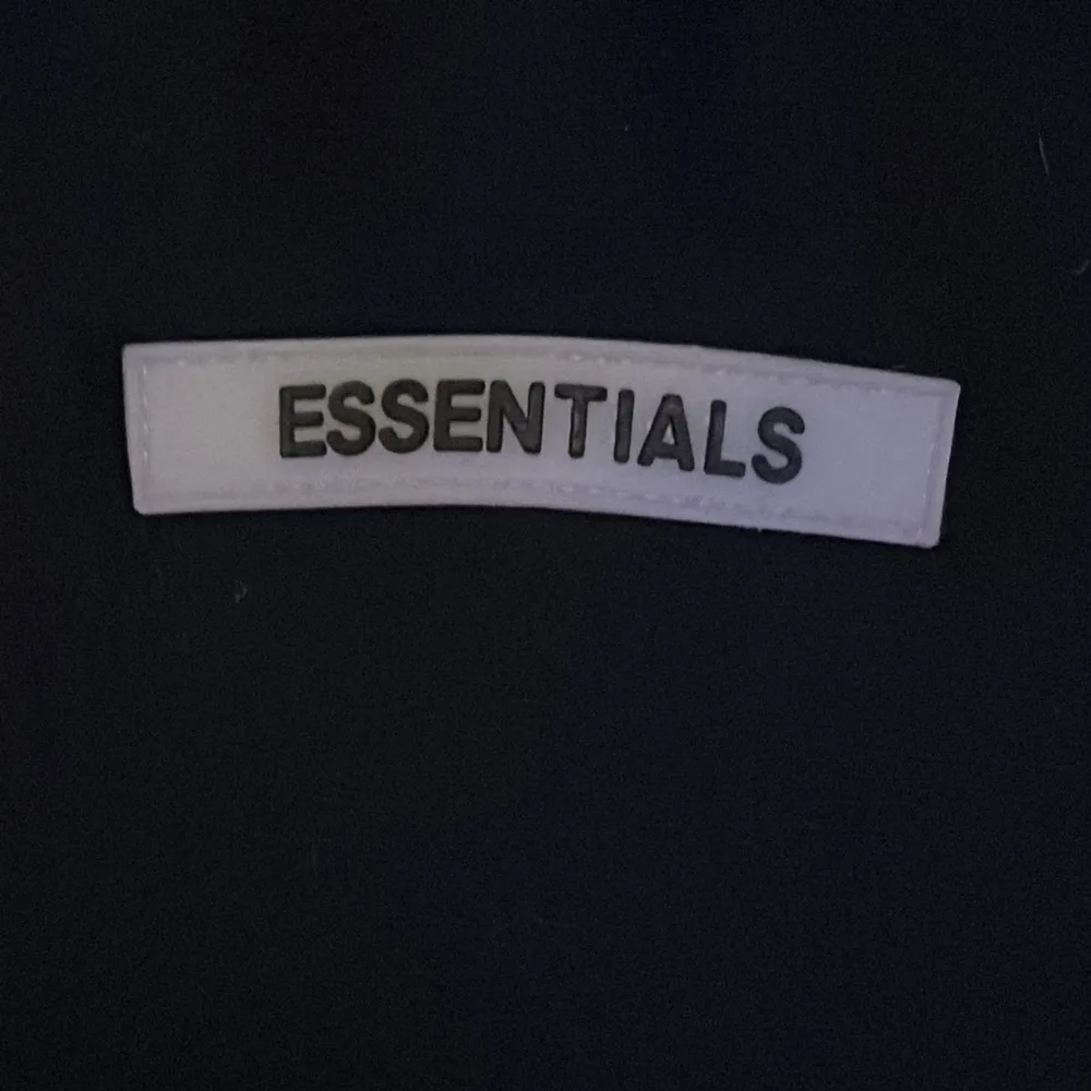 Säljer den hära svarta essentials hoddien pga att jag har växt ur den.. Hoodies.