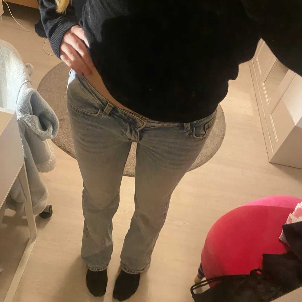 ett par jätte snygga lågmidjade jeans från hm💗knappt använda. Köpare står för frakt  . Jeans & Byxor.