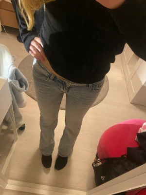 Jeans - ett par jätte snygga lågmidjade jeans från hm💗knappt använda. Köpare står för frakt  