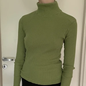 Grön ribbad polo - Superfin grön ribbad polotröja! Fint skick, mysigt och mjukt tyg.  Inte helt säker på storleken, men passar mig som brukar ha S/XS. Stretchig. 