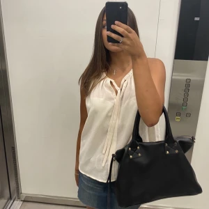 Beige topp - Så fin topp med knytning! 