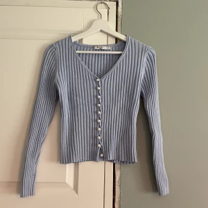 Tröja - Jätte fin baby blå tröja med pärlor. Jätte mjukt material. Längst ner är hålet lite stor för pärlan så den åker ur ganska lät men påverkar inte användningen. Kontakta vid fler frågor och bilder💗