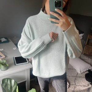 Mjuk tröja - Så himla fin och såå mjuk tröja från mango. Aldrig använd lappen kvar🌟