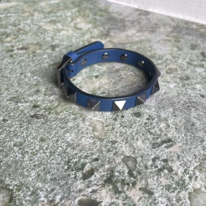 Valentinoarmband - Säljer mitt mörkblå valentino armband då det inte kommer till användning, äkthetsbevis finns kvar och påse och box ingår självklart också vid köp. Nypris 2600kr, tar inte emot bud under 1000kr köp direkt för 1500kr. 