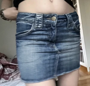 Jeanskjol - Köpt second hand förra året men de e tyvärr lite för små nu. 