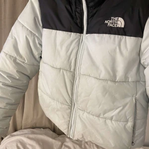 The North face jacka  - Många defekter tex som smuts som inte går bort och ett litet hål därav priset 