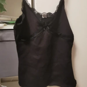 Fint ribbat spets linne - Är i bra skick! Finns katt i hemmet. 