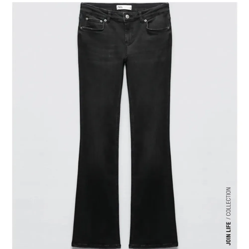 Skit snygga lågmidjade bootcut jeans från zara i svart ”urtvättad” färg. Tyvärr kommer de inte till användning . Jeans & Byxor.
