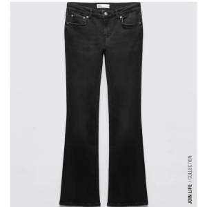 Skit snygga lågmidjade bootcut jeans från zara i svart ”urtvättad” färg. Tyvärr kommer de inte till användning 