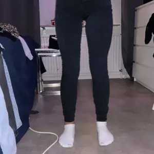 Svarta jeans från Gina Tricot i storlek S