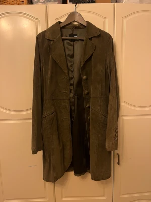 Skinn läder grön kappa - Säljer i befintligt skick  Har flera bilder