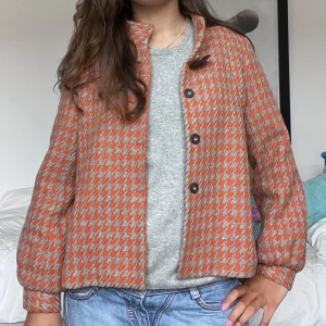 Kappa! - Så sjukt snygg kappa helt perfekt till hösten! Dehär är en av mina favorit jackor så osäker om jag vill sälja❤️