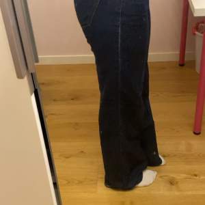 Ett par lågmidjade jeans i storlek S i fint skick köpta i spanien. Sitter som en stolen 38. Säljes för 275kr