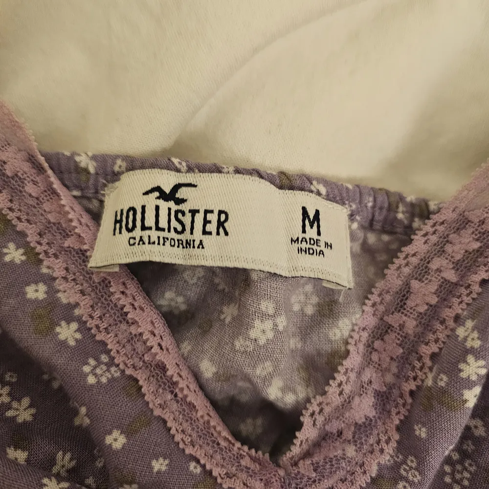 Jättefin lila babydoll topp från Hollister. Har sytt lite på den men det går enkelt att ta bort. Som sagt jätte fin men används inte längre. Passar nog M och S då banden går att justera.💕 . Toppar.