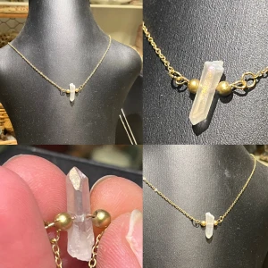 Nytt halsband med aura bergskristall  - Nytt handgjort halsband med aura behandlad bergskristall spets. Spetsen är ca 2-2,5cm