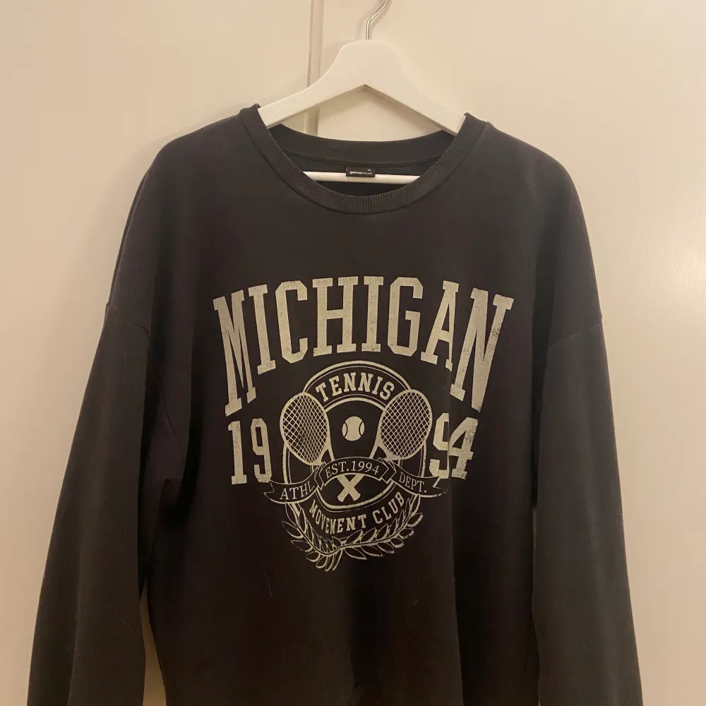 Fin sweatshirt från gina tricot. Använd ett fåtal gånger så den är i gott skick. Storlek XL, jag är 170cm och vanligtvis en S/M och den sitter snyggt oversize på mig! . Tröjor & Koftor.