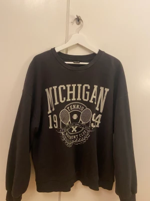 Sweatshirt  - Fin sweatshirt från gina tricot. Använd ett fåtal gånger så den är i gott skick. Storlek XL, jag är 170cm och vanligtvis en S/M och den sitter snyggt oversize på mig! 