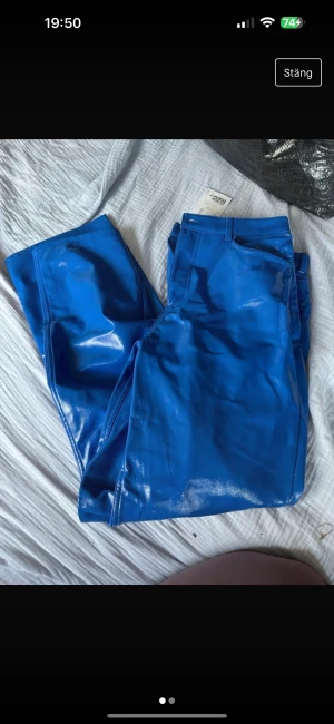 Blå läderbyxor - Nya från Monki